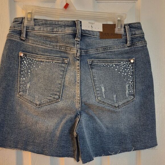 💲2️⃣0️⃣ Bundled ✔️Judy Blue Studded Blue Jean Shorts - Picture 8 of 9